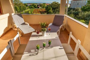 Outdoor dining - Holiday apartment with air conditioning (Valbandon)