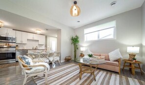 Interior - BoHo Chic Suite - Long Stays - Fireplace - Garage
 (Edmonton)