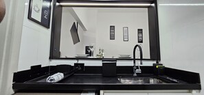 Geladeira, micro-ondas, cooktop, cafeteira/chaleira