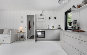 Kjøleskap, kokeplater, oppvaskmaskin og kaffetrakter/tekoker