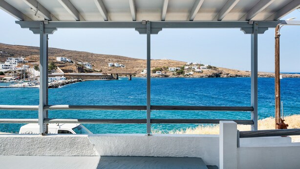 A covered outdoor area with a view of the sea and buildings in the background. - Studio 'Gorgona' with sea view, Wi-Fi and air conditioning (Loutra)