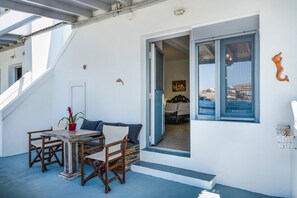 Outdoor dining - Studio 'Gorgona' with sea view, Wi-Fi and air conditioning (Loutra)