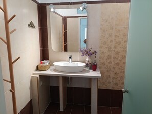 Shower, hair dryer, towels - Studio 'Gorgona' with sea view, Wi-Fi and air conditioning (Loutra)