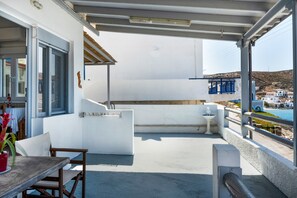 Outdoor dining - Studio 'Gorgona' with sea view, Wi-Fi and air conditioning (Loutra)