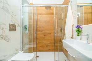 Shower, hair dryer, towels - Seafront Apartment "Il Fronte Mare di Naxos Sunrise" with Sea View, Balcony and Wi-Fi (Giardini Naxos)