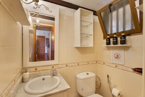 Shower, hair dryer, towels - Holiday Home 'Casa La Bobadilla' with Sea View, Private Terrace and Wi-Fi (Agulo)