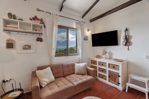 TV - Holiday Home 'Casa La Bobadilla' with Sea View, Private Terrace and Wi-Fi (Agulo)