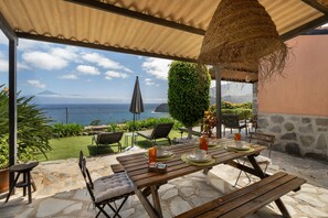 Outdoor dining - Holiday Home 'Casa La Bobadilla' with Sea View, Private Terrace and Wi-Fi (Agulo)