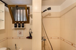 Douche, sĂšche-cheveux, serviettes fournies