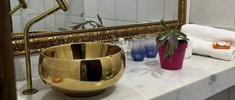 Toallas, jabón y papel higiénico