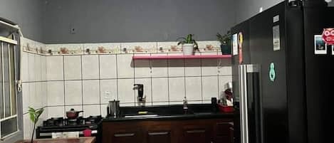 Kühlschrank, Ofen, Herdplatte, Kochgeschirr/Geschirr/Besteck