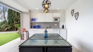 Frigorífico, microondas, horno y placa de cocina