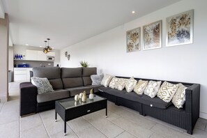 TV - Holiday Home 'Valle De Los Sueños' with Mountain Views, Wi-Fi & Air Conditioning (Canyelles)