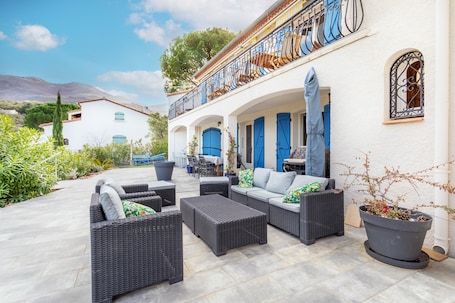 テラス / パティオ. Villa 'La Bastide Des Albères' with Sea View, Private Pool and Wi-Fi