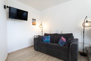 TV - Villa 'La Bastide Des Albères' with Sea View, Private Pool and Wi-Fi (Villelongue-Dels-Monts)