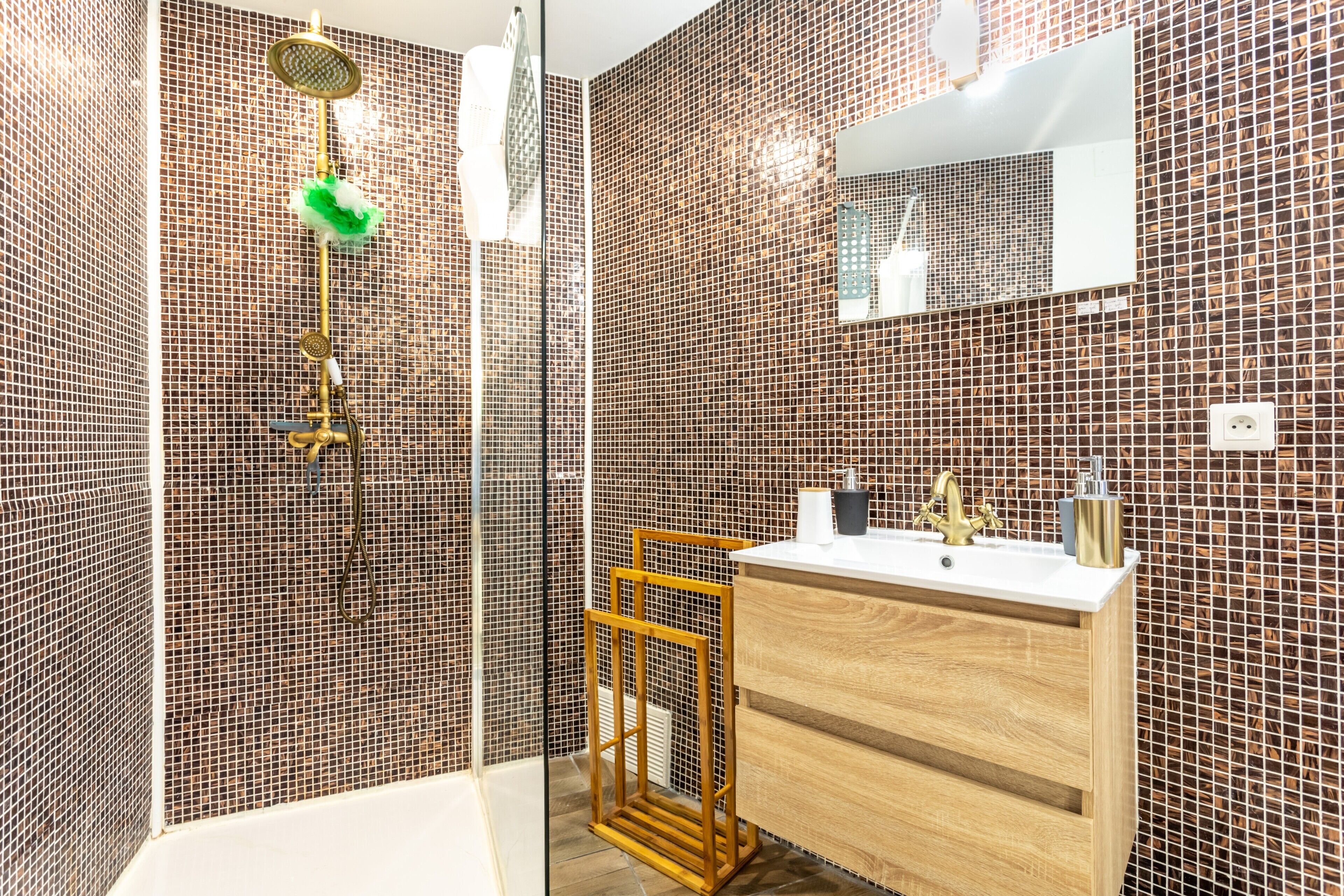 Chuveiro, secador de cabelo, toalhas de banho 