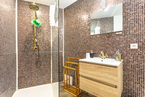 Ducha, secador de pelo, toallas