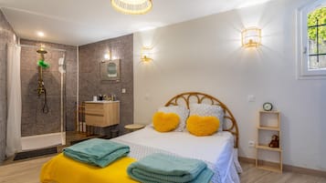 2 bedrooms, iron/ironing board, free WiFi, bed sheets