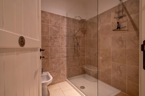Dusche, Haartrockner, Handtücher