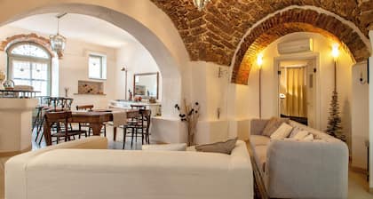 Apartment 'The Bar 2 Live In' with Wi-Fi