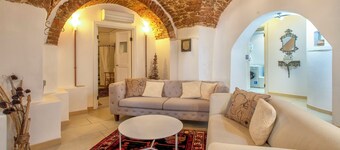 Apartment 'The Bar 2 Live In' with Wi-Fi