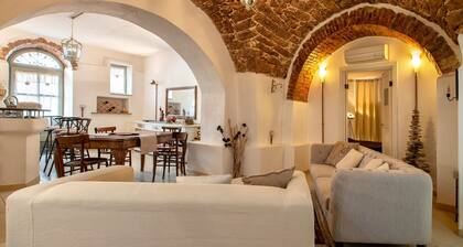 Apartment 'The Bar 2 Live In' with Wi-Fi