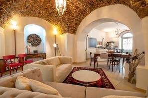 Living area - Apartment 'The Bar 2 Live In' with Wi-Fi (Chiaramonti)