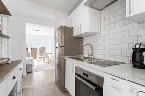 Refrigerador, microondas, parrilla de estufa y cafetera y tetera 