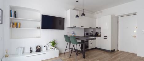 Kühlschrank, Mikrowelle, Ofen, Herdplatte