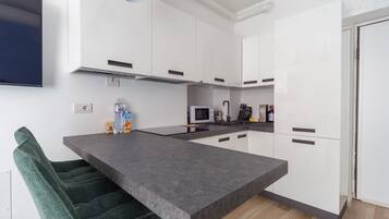 Kühlschrank, Mikrowelle, Ofen, Herdplatte