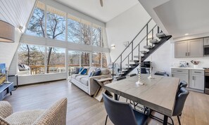 TV - Lake Front, Private Dock (Moneta)