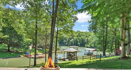 Chez At At - Lake Front & Private Dock