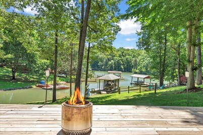 Chez At At - Lake Front & Private Dock