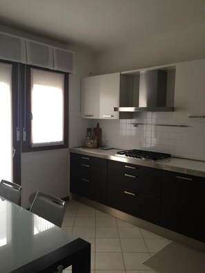 Frigorífico, microondas, horno y placa de cocina