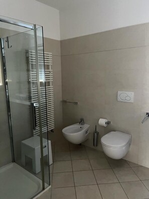 Douche, sèche-cheveux