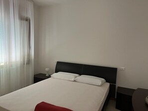 2 bedrooms, iron/ironing board, free WiFi