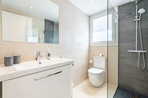 Dusche, Haartrockner, Handtücher