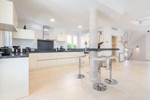 Kühlschrank, Mikrowelle, Herdplatte, Geschirrspüler