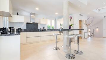 Kühlschrank, Mikrowelle, Herdplatte, Geschirrspüler