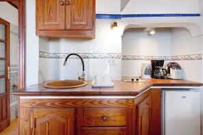 Frigorifero, piano cottura, macchina per tè/caffè, bollitore elettrico