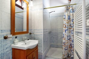 Douche, sèche-cheveux, serviettes fournies