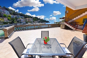 Outdoor dining - Holiday apartment with air conditioning (Rabac)