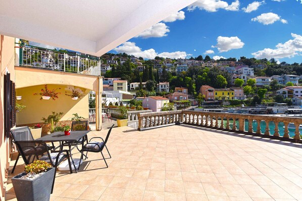 Outdoor dining - Holiday apartment with air conditioning (Rabac)