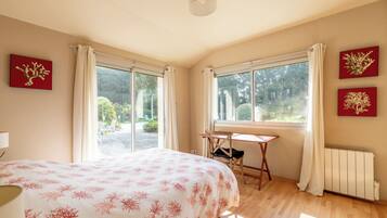 4 bedrooms, iron/ironing board, free WiFi, bed sheets