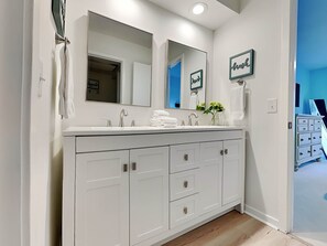 Condo, nhiều giường, có thể sử dụng hồ bơi, quang cảnh hồ bơi | Phòng tắm | Khăn tắm, giấy vệ sinh