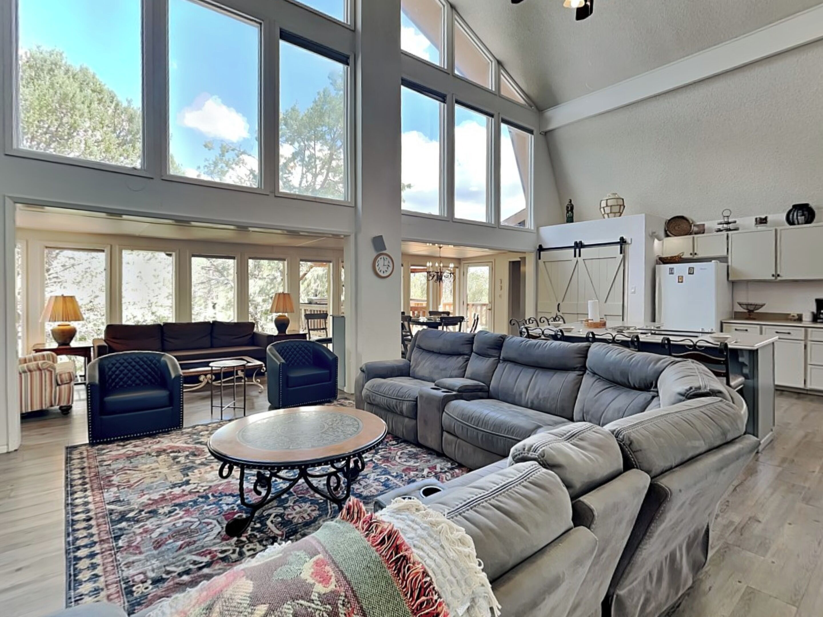 ハウス (5 Bedrooms) | リビング エリア | テレビ、暖炉