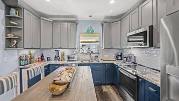 House, Multiple Beds, Pool Access, Garden View | Private kitchen | Fridge, microwave, oven, stovetop