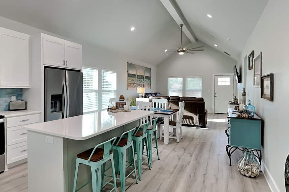 Holiday Hideaway by Miss Kitty’s - Refugio County, TX