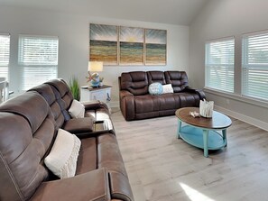 House (3 Bedrooms) | Front of property - Holiday Hideaway by Miss Kitty’s (Rockport)