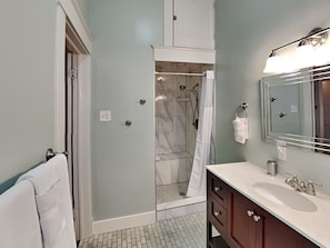 Huis, Meerdere bedden, toegang tot zwembad, uitzicht op tuin | Badkamer | Handdoeken, toiletpapier